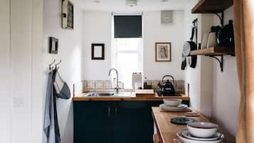 Frigorífico, placa de cocina, cafetera o tetera y hervidor eléctrico