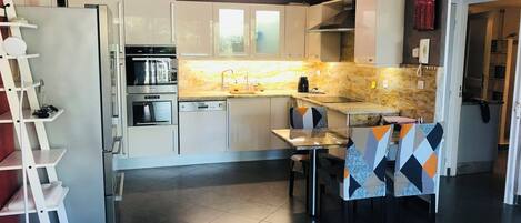 Refrigerador, microondas, horno y parrilla de estufa