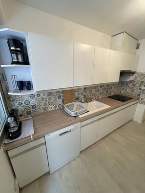 Réfrigérateur, micro-ondes, four, plaque de cuisson