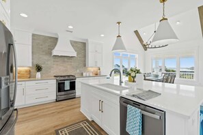 Køleskab, mikrobølgeovn, ovn, kogeplade