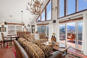 Smart TV, fireplace, books, stereo
