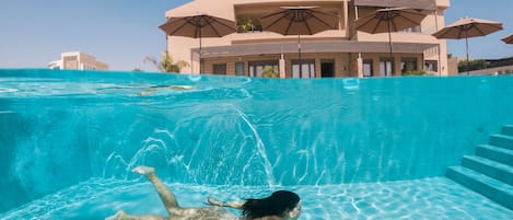 Una piscina al aire libre de temporada