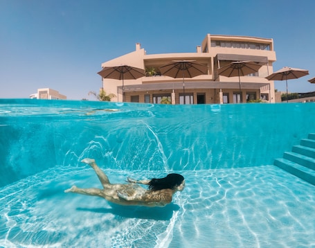 Una piscina al aire libre de temporada