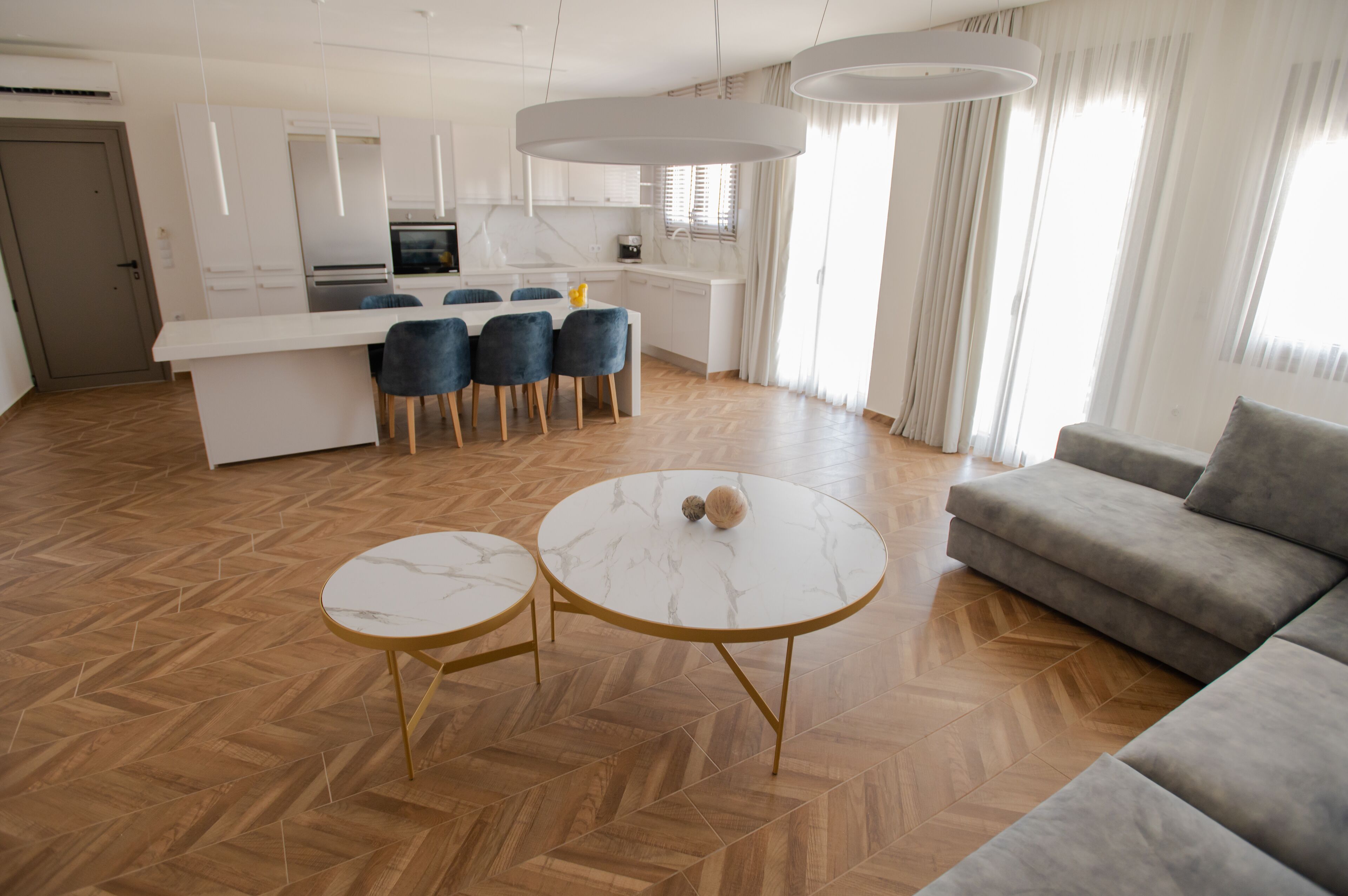 Luxury 2 Bedroom Suite with Pool View / Marin | 거실 | 케이블 채널 시청이 가능한 42인치 스마트 TV, TV