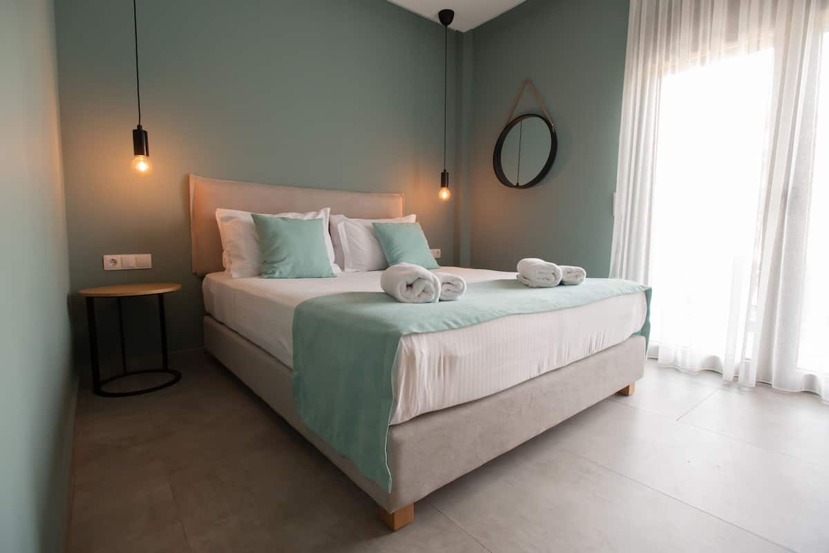 Superior Suite with Pool View / Blue | 책상, 방음 설비, 무료 WiFi, 침대 시트