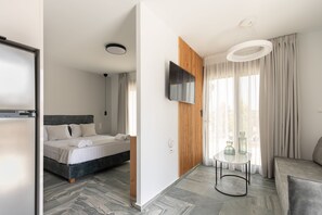 Junior Suite with Jetted Tub & Pool View / Marbellus | Desk, soundproofing, free WiFi, bed sheets