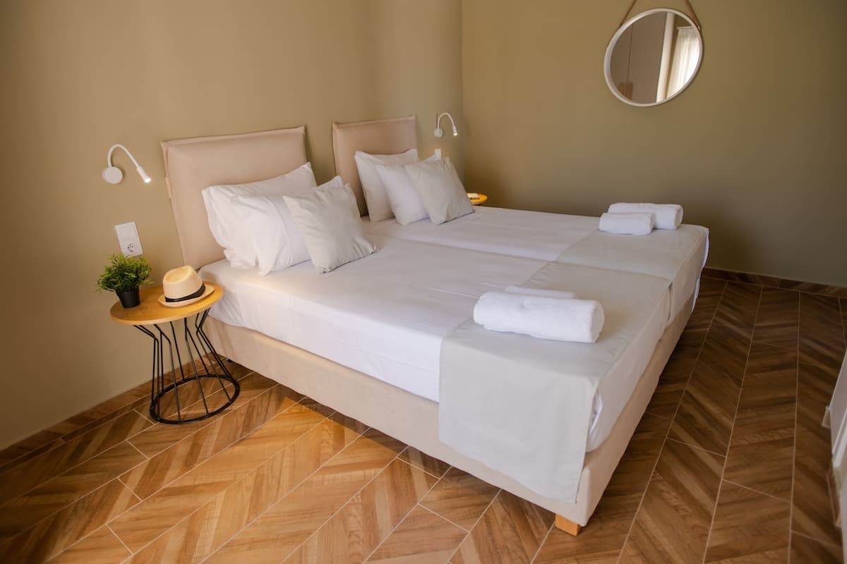 Executive 2 Bedroom Suite with Pool View / Olive | 책상, 방음 설비, 무료 WiFi, 침대 시트