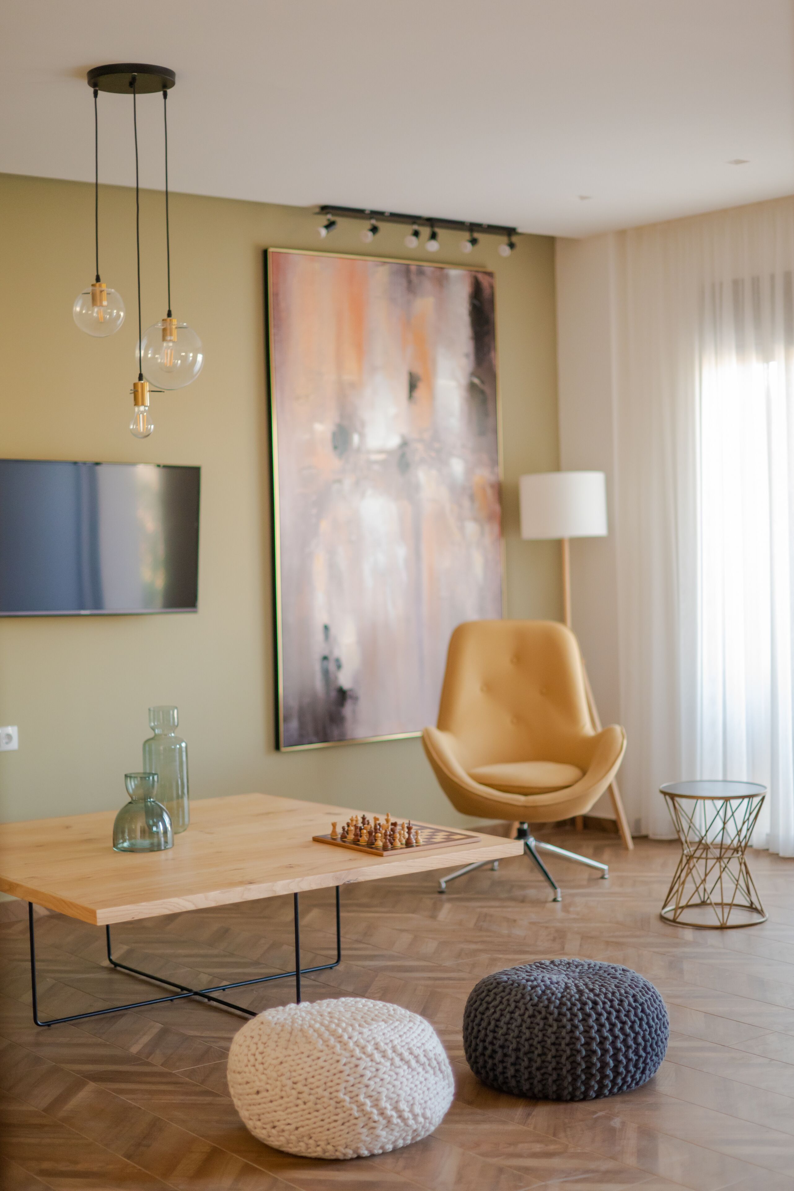 Executive 2 Bedroom Suite with Pool View / Olive | Oleskelualue | 42–tuumainen äly-TV, jossa kaapelikanavat