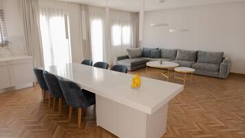 Luxury 2 Bedroom Suite with Pool View / Marin | In-room dining