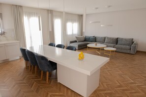 Luxury 2 Bedroom Suite with Pool View / Marin | In-room dining - Marble Luxury Suites (Heraklion)