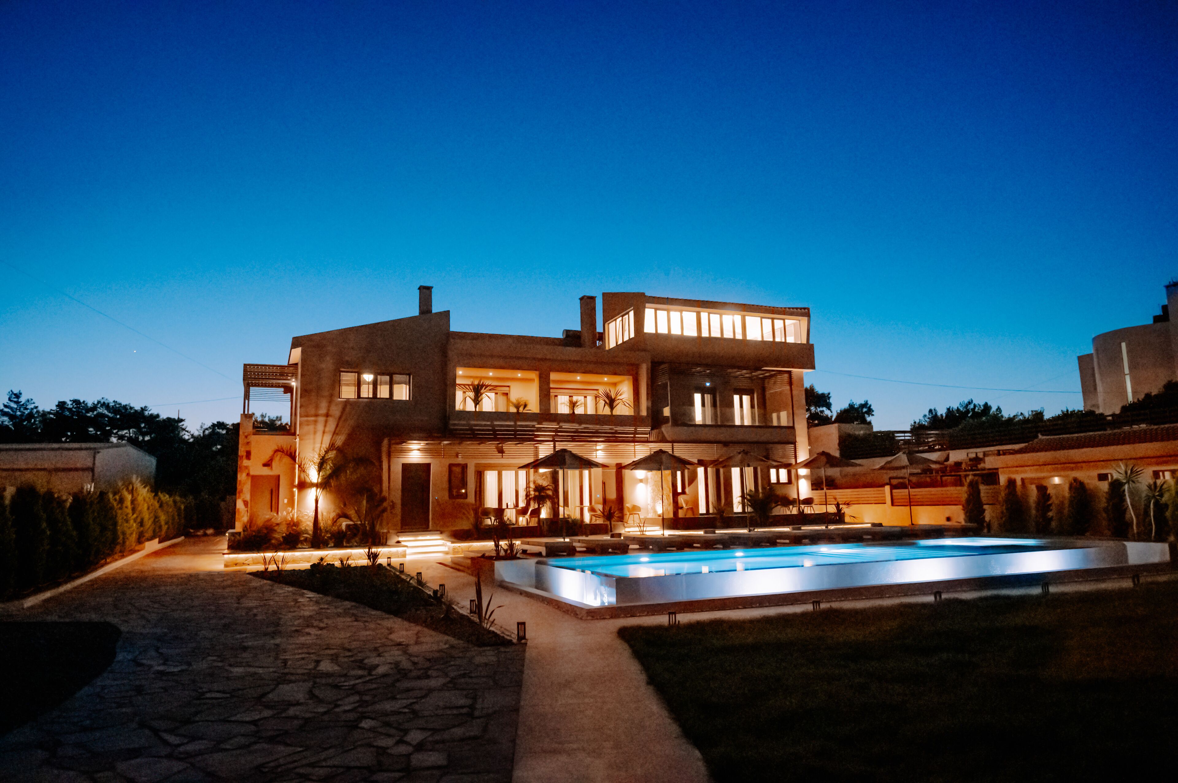 Majoituspaikan julkisivu illalla/yöllä