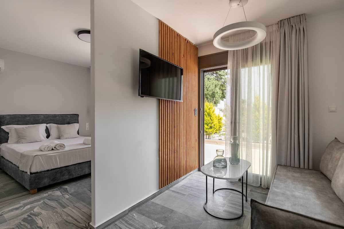 Junior Suite with Jetted Tub & Pool View / Marbellus | 책상, 방음 설비, 무료 WiFi, 침대 시트