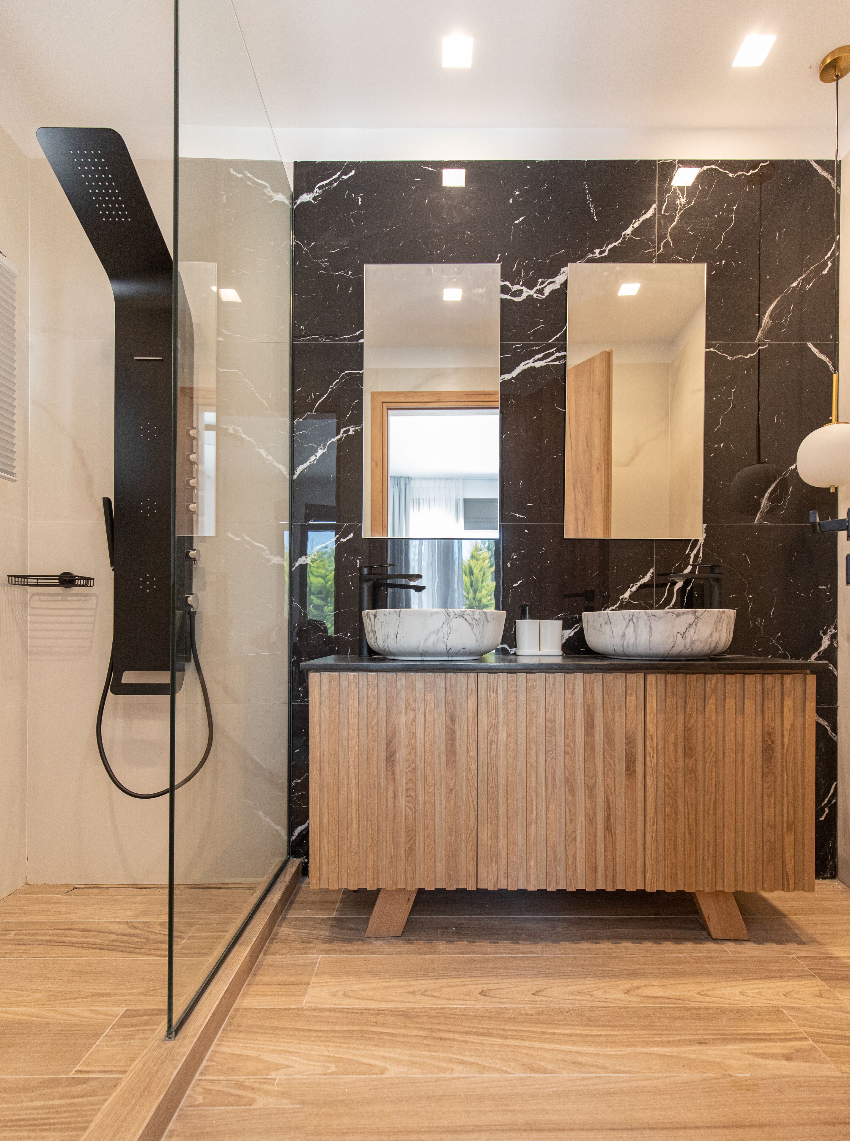 Junior Suite with Jetted Tub / Marble | 욕실 | 샤워 시설, 수중안마 샤워기, 무료 세면용품, 헤 어드라이어