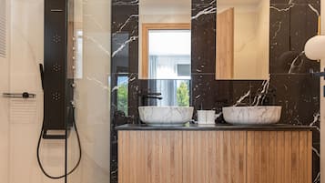 Junior Suite with Jetted Tub / Marble | Badkamer | Een douche, een hydromassagedouche, gratis toiletartikelen
