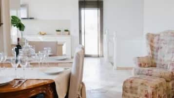 Luxury 3 Bedroom Suite with Pool View / Fedra | 客房内用餐