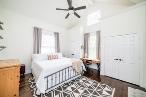 4 Schlafzimmer, Schreibtisch, Bügeleisen/Bügelbrett, Reisekinderbett