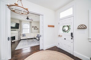 Smart TV, fireplace - Historic Beauty in ❤️ of Downtown. Fam & Pet Friendly. 5 miles to Liberty.  (Lynchburg)