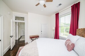 4 Schlafzimmer, Schreibtisch, Bügeleisen/Bügelbrett, Reisekinderbett