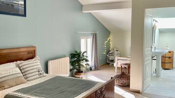 5 bedrooms, desk, iron/ironing board, free WiFi