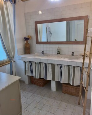 Shower, hair dryer, towels, soap - Charming gite F8 210m2 in park with heated pool 300 m from the Ardèche river  (Aubenas)