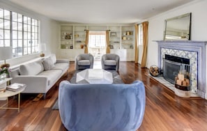 Smart TV, chimenea, estéreo
