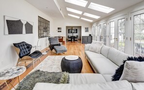 Smart TV, chimenea, estéreo