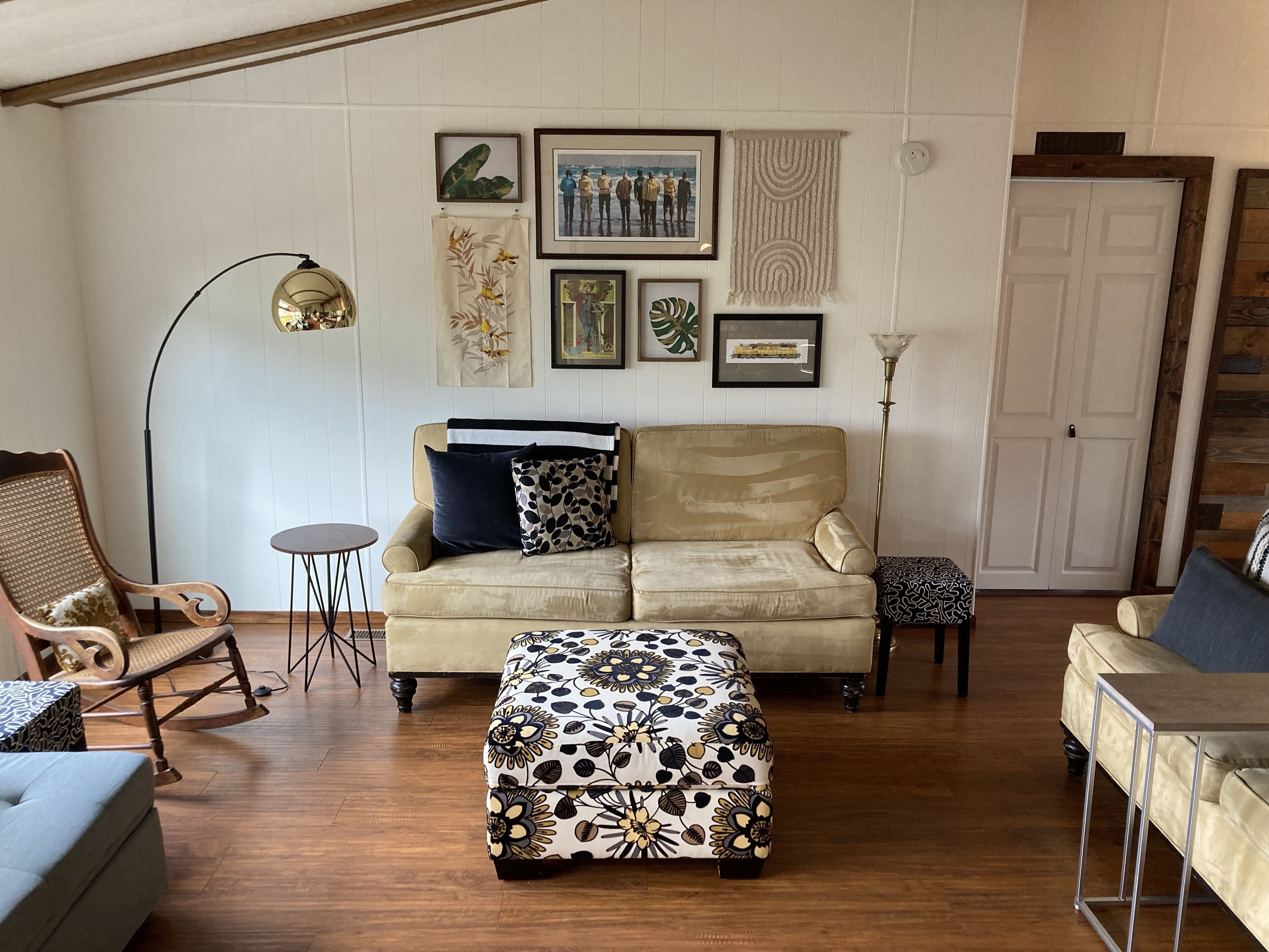 Quiet, clean, spacious home - walk to the beach, Yaquina light house & surfing.
