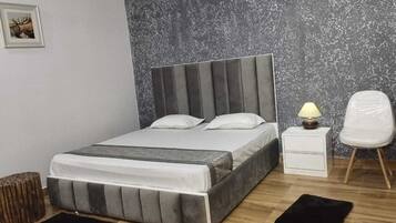 6 bedrooms, desk, free WiFi