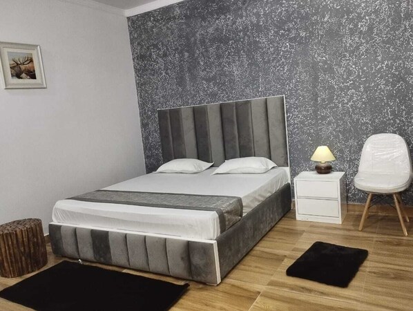 6 bedrooms, desk, free WiFi - Surrounded by mesmerising multitude of trees, beautiful valleys, and Mrig (deer) (Tehri Garhwal)