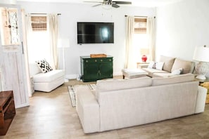 TV - Cozy on Westwood (West Palm Beach)