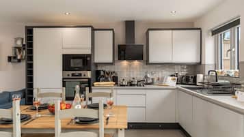 Luxury Cottage, Private Bathroom | Shared kitchen