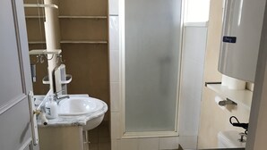 A compact bathroom with a sink, toilet, and a washing machine. - Cosy semi-detached house, terrace 800m from the swimming pool (Lanton)