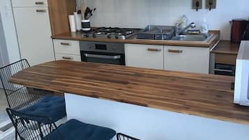 Frigorifero, microonde, forno, piano cottura