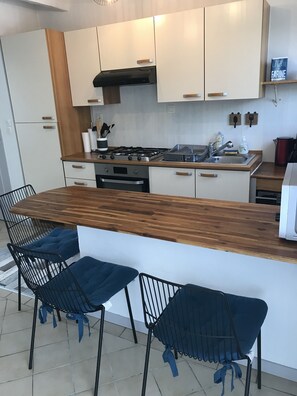 Køleskab, mikrobølgeovn, ovn, kogeplade