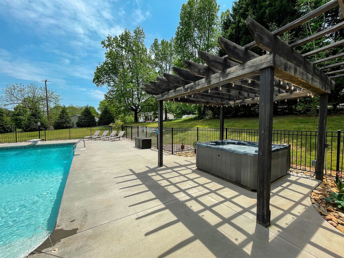 Photo 36 of NEW - Heated Pool - Hot Tub - Game Room - Sauna - 20 Mins to GVL