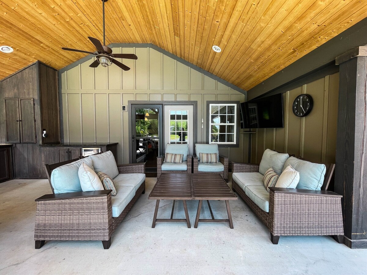 Photo 6 of NEW - Heated Pool - Hot Tub - Game Room - Sauna - 20 Mins to GVL