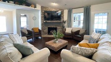 Smart-tv, eldstad, tv-spel och bordsfotboll