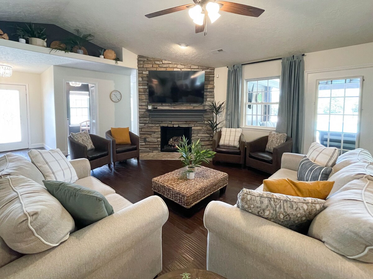 Photo 10 of NEW - Heated Pool - Hot Tub - Game Room - Sauna - 20 Mins to GVL