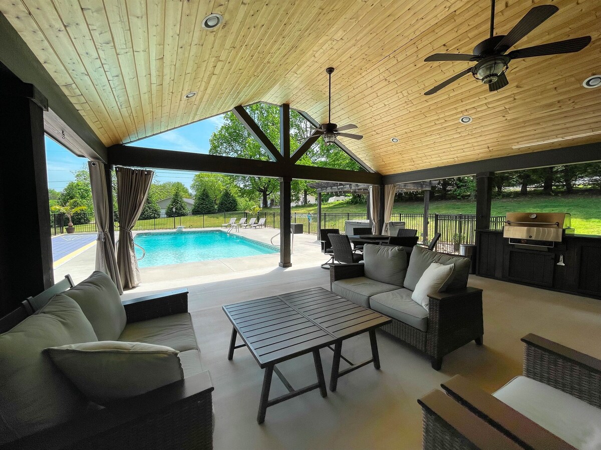 Photo 2 of NEW - Heated Pool - Hot Tub - Game Room - Sauna - 20 Mins to GVL
