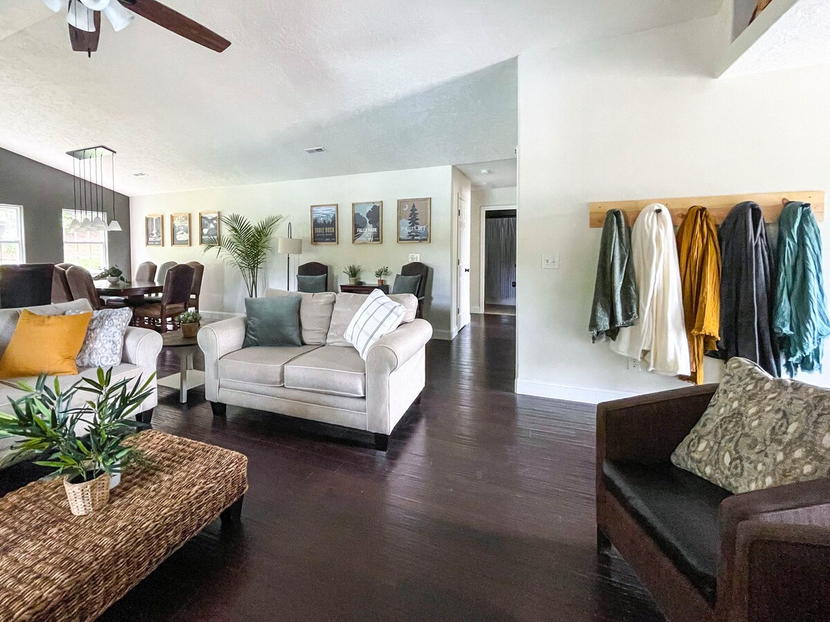 Photo 19 of NEW - Heated Pool - Hot Tub - Game Room - Sauna - 20 Mins to GVL