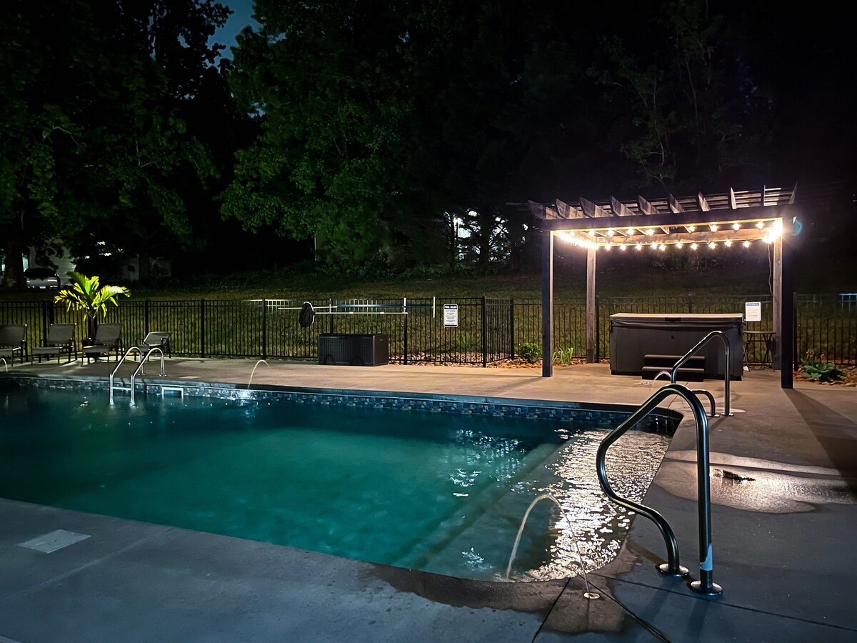 Photo 44 of NEW - Heated Pool - Hot Tub - Game Room - Sauna - 20 Mins to GVL