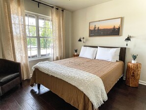 4 bedrooms, desk, iron/ironing board, travel crib