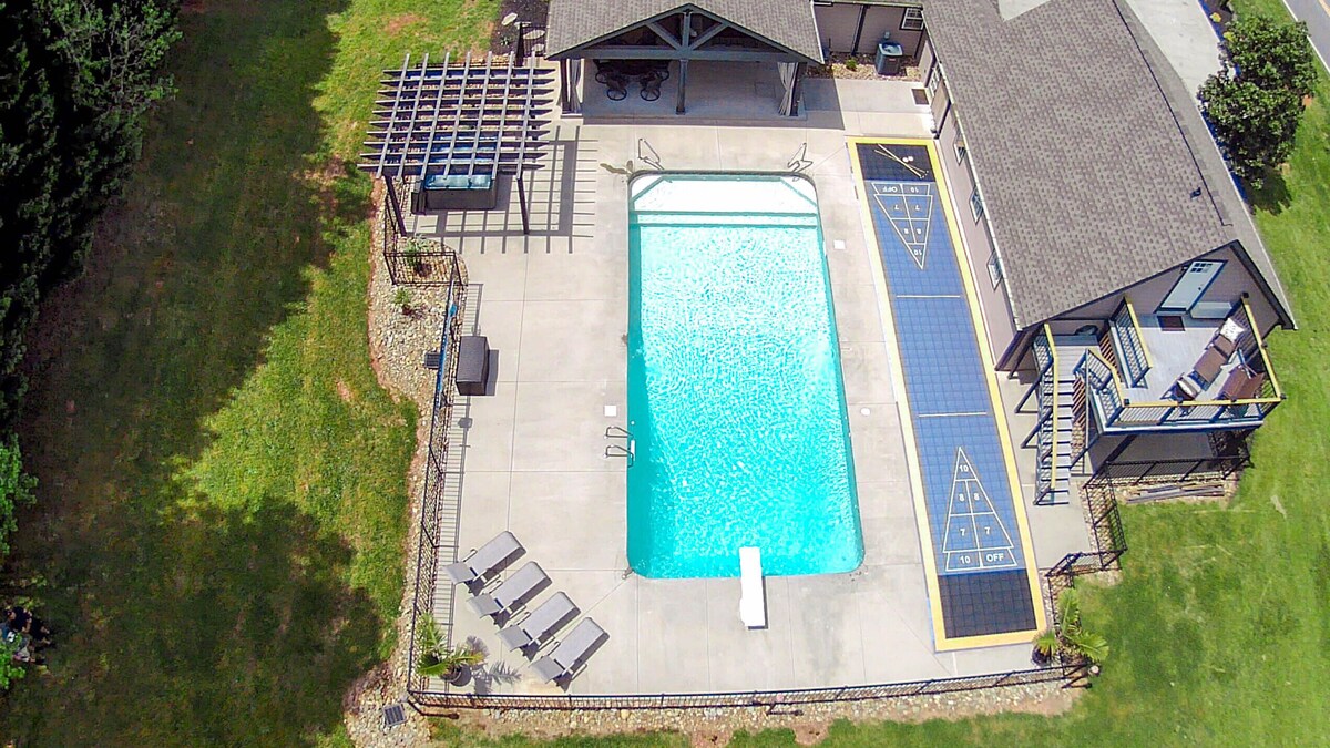 Photo 7 of NEW - Heated Pool - Hot Tub - Game Room - Sauna - 20 Mins to GVL