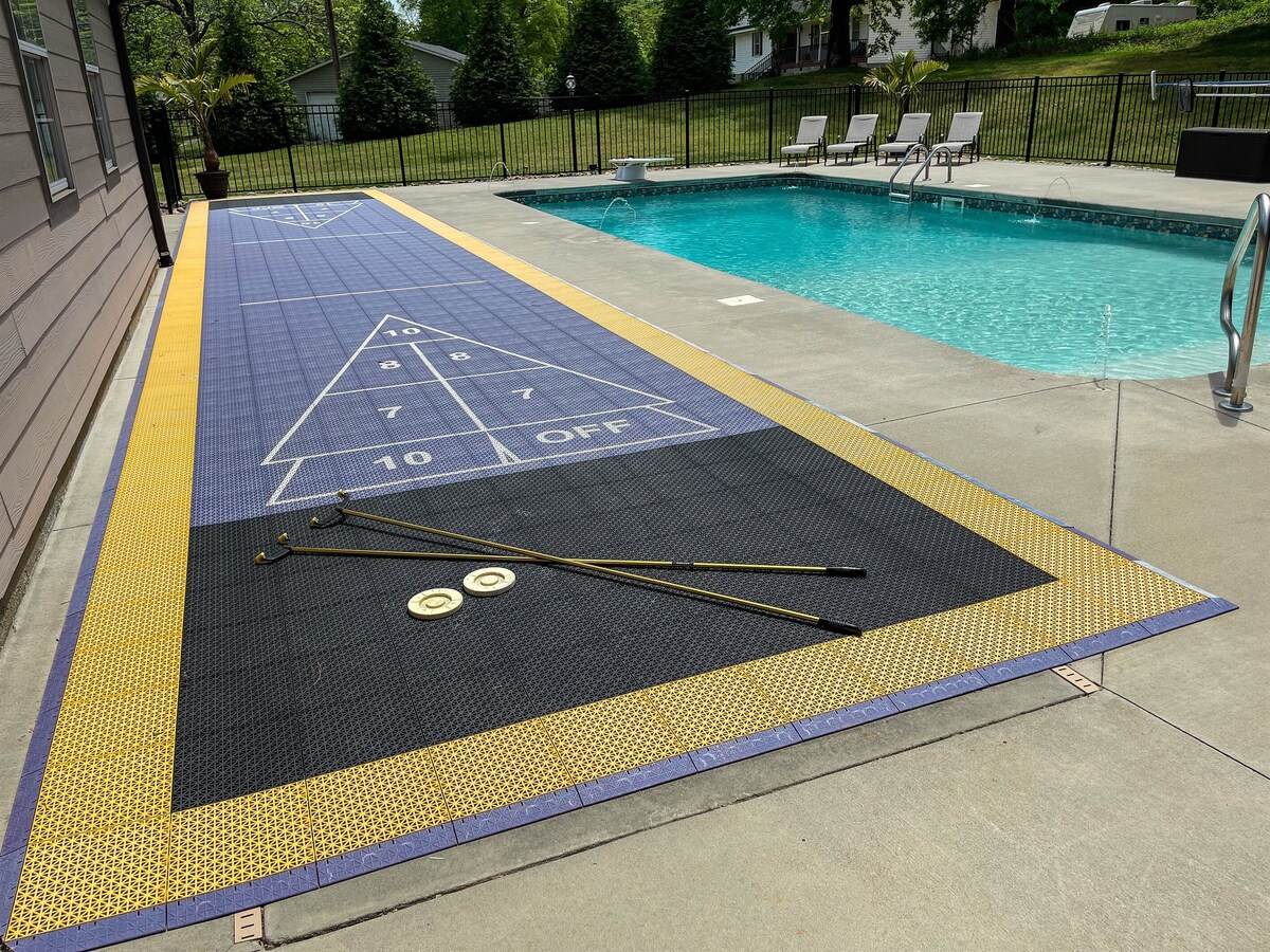 Photo 4 of NEW - Heated Pool - Hot Tub - Game Room - Sauna - 20 Mins to GVL