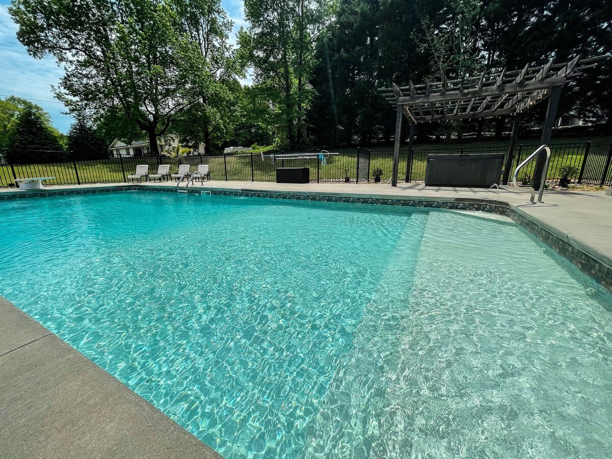Photo 38 of NEW - Heated Pool - Hot Tub - Game Room - Sauna - 20 Mins to GVL