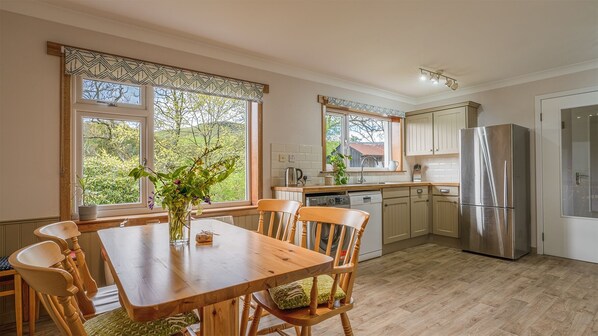 Family House | 3 bedrooms, travel cot, free WiFi, bed sheets - Keppoch Cottage (Crieff)