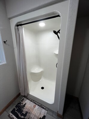 Ensemble baignoire-douche, séchoir à cheveux, serviettes fournies, savon