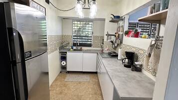 Réfrigérateur, micro-ondes, plaque de cuisson, cafetiÚre/bouilloire