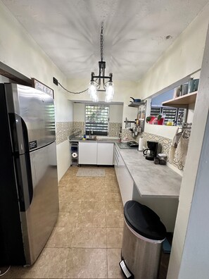 Refrigerador, microondas, parrilla de estufa y cafetera y tetera 