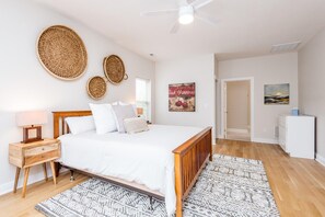 3 bedrooms, iron/ironing board, internet, bed sheets